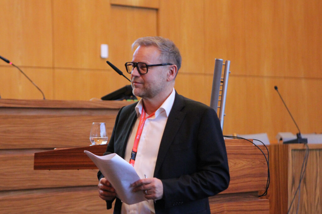 AE877116 806D 4E77 A74C 3BA0579E38B5 1